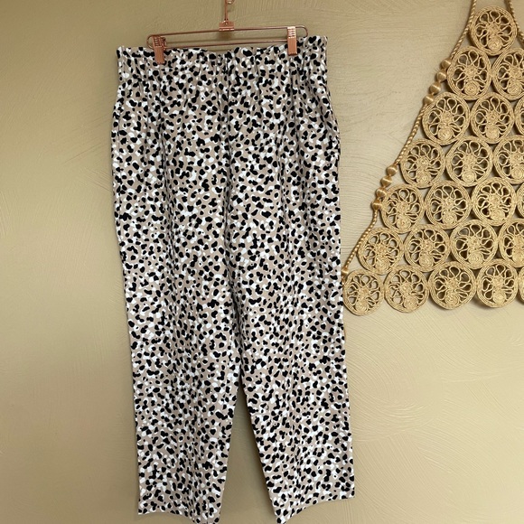 Ann Taylor Pull On Pant Leopard Print, Paper Bag Waist, Size large petite - Picture 2 of 14